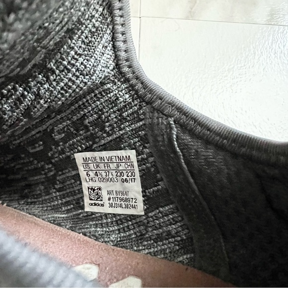 Adidas nmd r1 heather gray raw pink sneakers size 6 - Picture 9 of 11